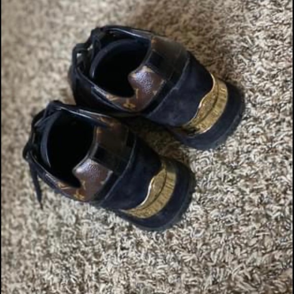 Louis Vuitton - Picture 2 of 5